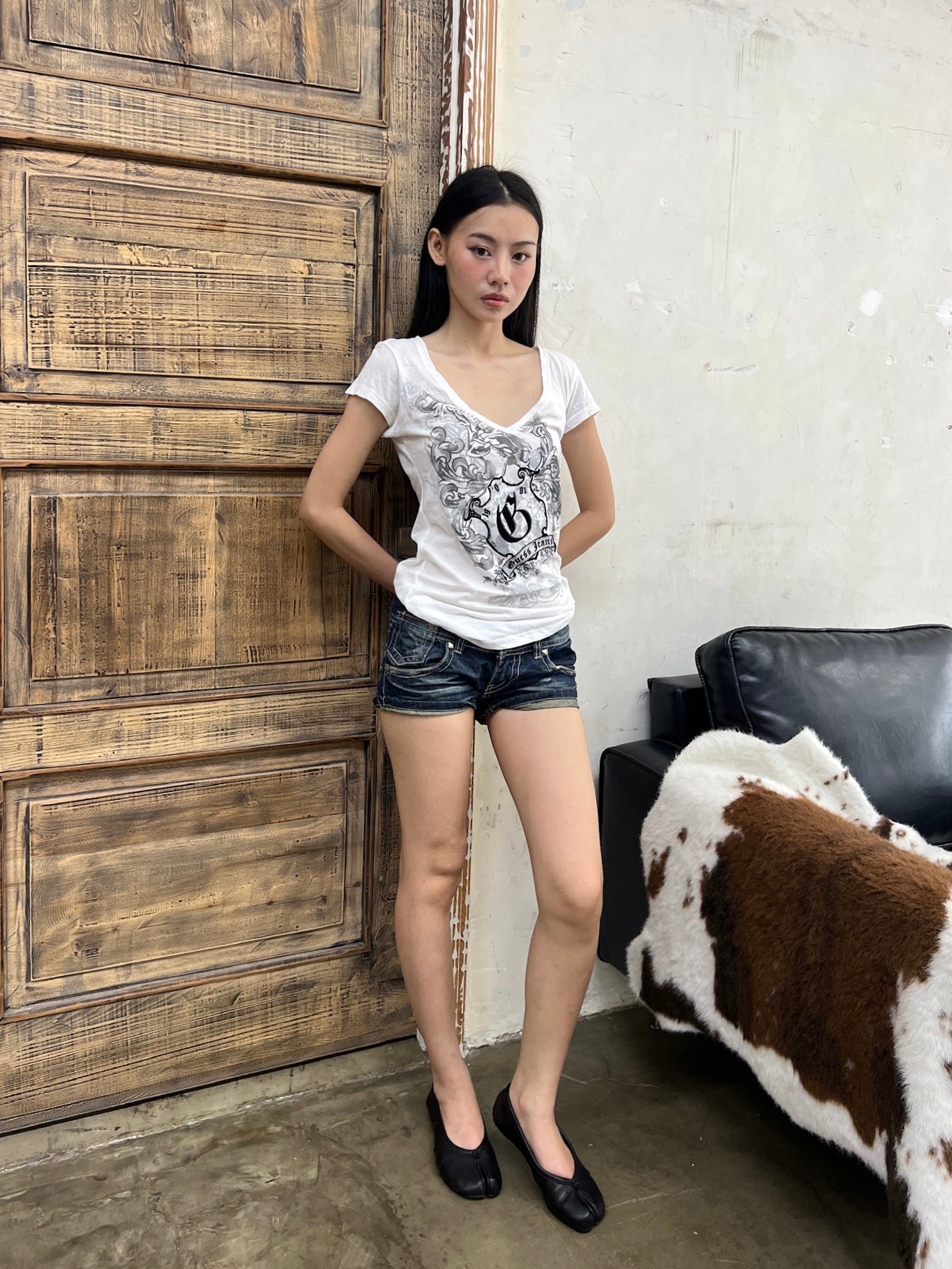 Guess graphic v-neck tee
