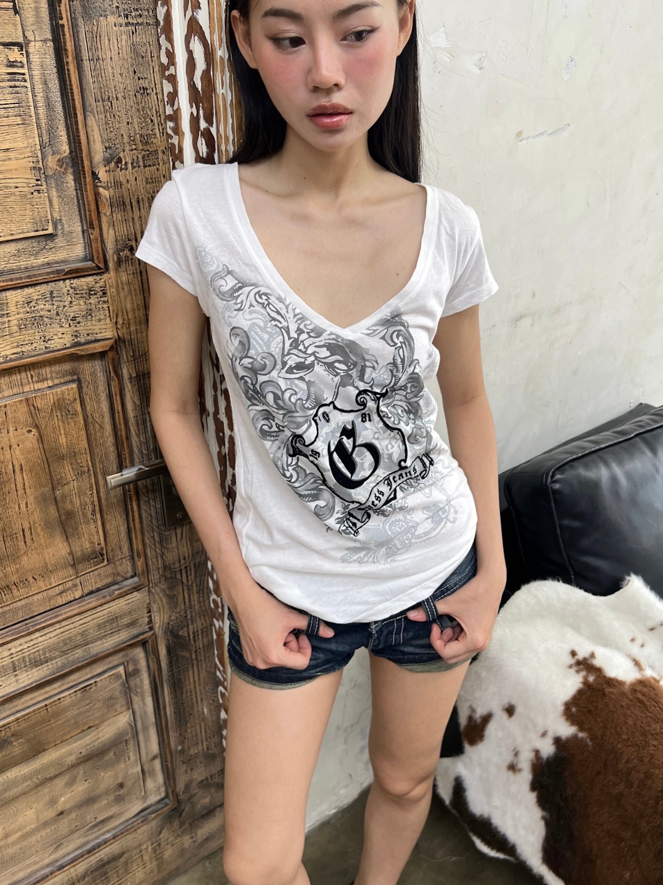 Guess graphic v-neck tee